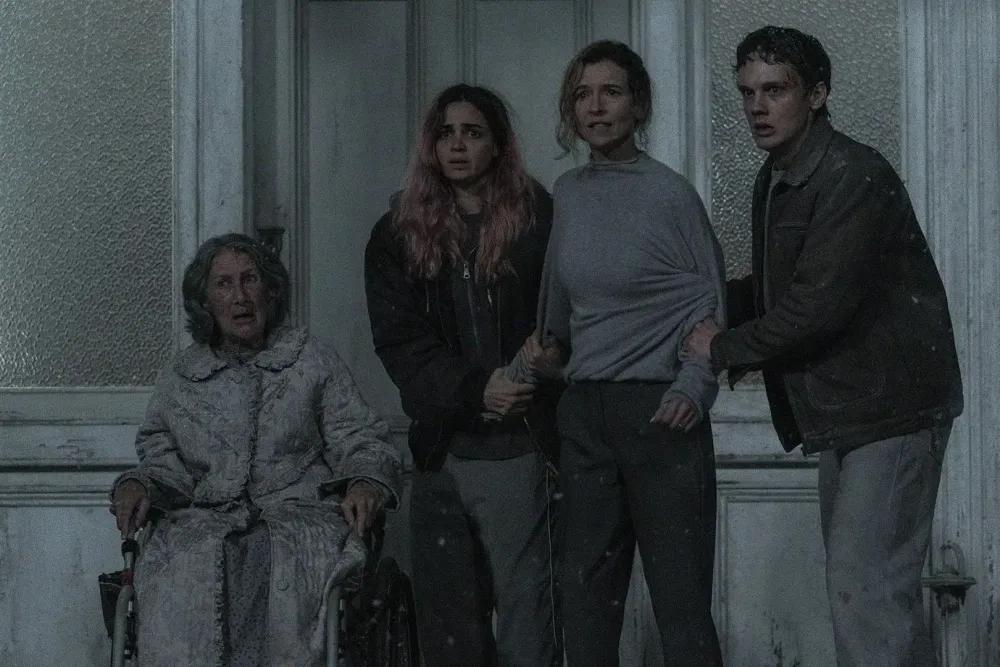 A Morte do Demônio: Em Chamas leva Evil Dead a um novo nível de brutalidade
